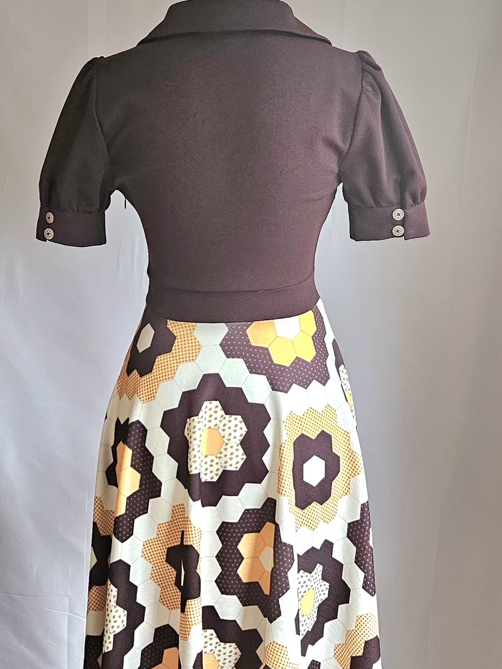 ​Smak Parlour Retro 70s Honeybee Mod Dress Brown Hexagon Honeycomb Flare Small - Picture 5 of 16